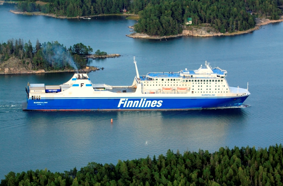 Паром с грузовиками. Паром трек. Морской паром. Паром трек. Паромы финнлайнс.