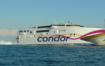 Между Великобританией, Нормандскими островами и Францией с Condor Ferries.
